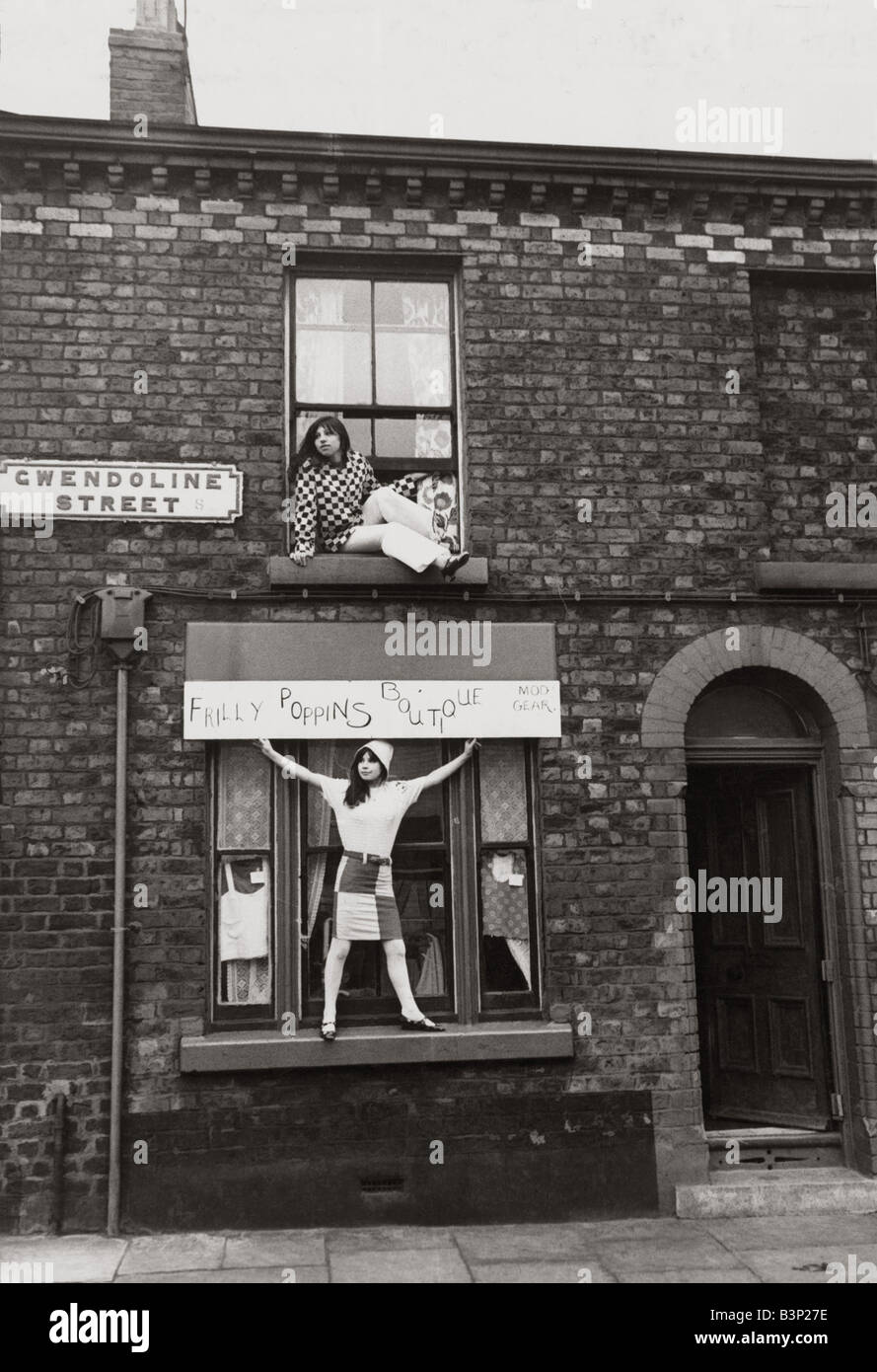 L'arrière-boutique de la rue de Margaret Rahman dans le salon de sa maison en terrasse dans la rue Liverpool Toxteth Gwendoline janvier 1964 Vêtements femme womens ladies rues 1960 25164 msi Banque D'Images