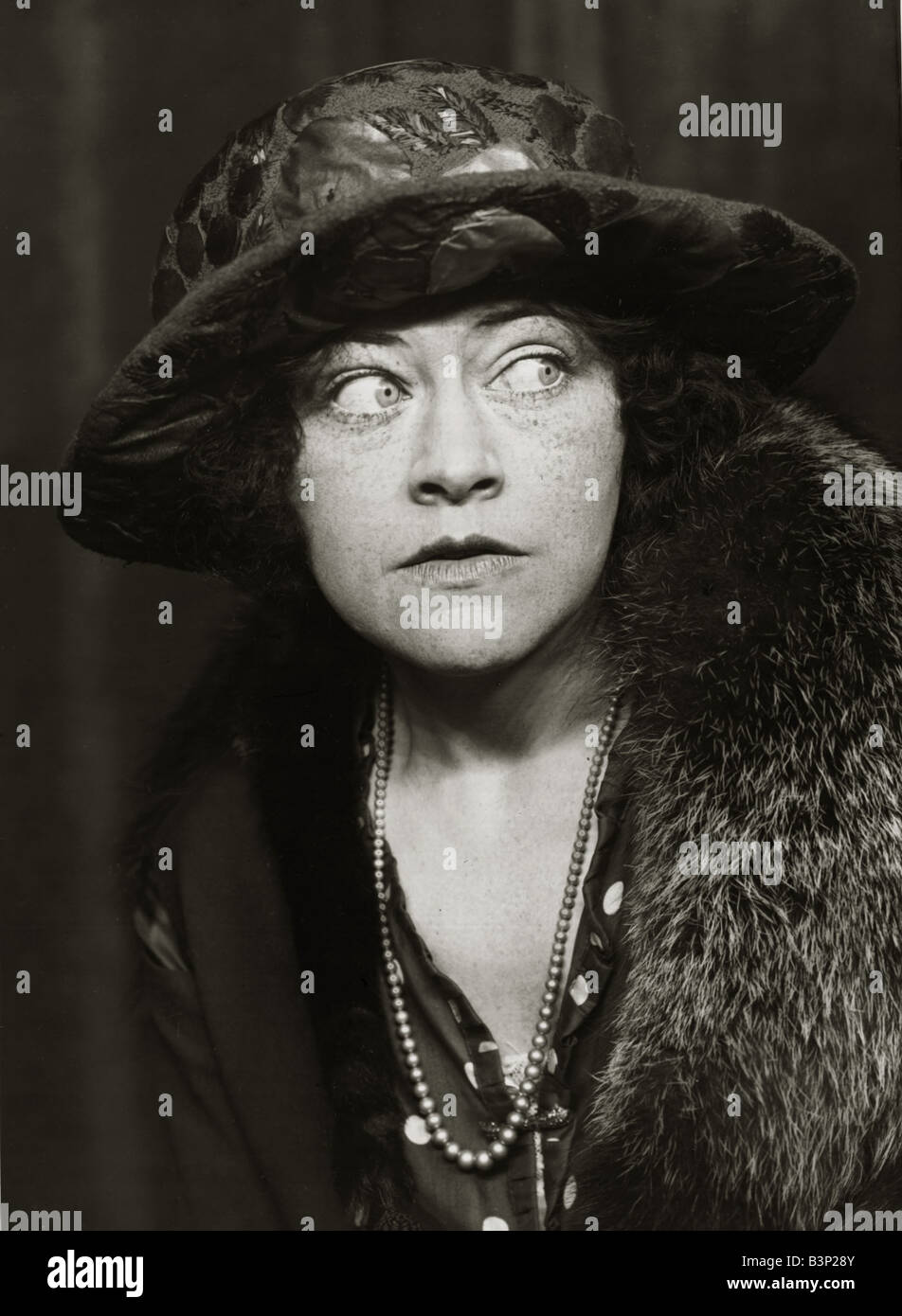 Femme portant des vêtements de style années 1920, coat grand chapeau et collier vêtements mode femmes womens lady 1920 Rabat miroir de style Banque D'Images