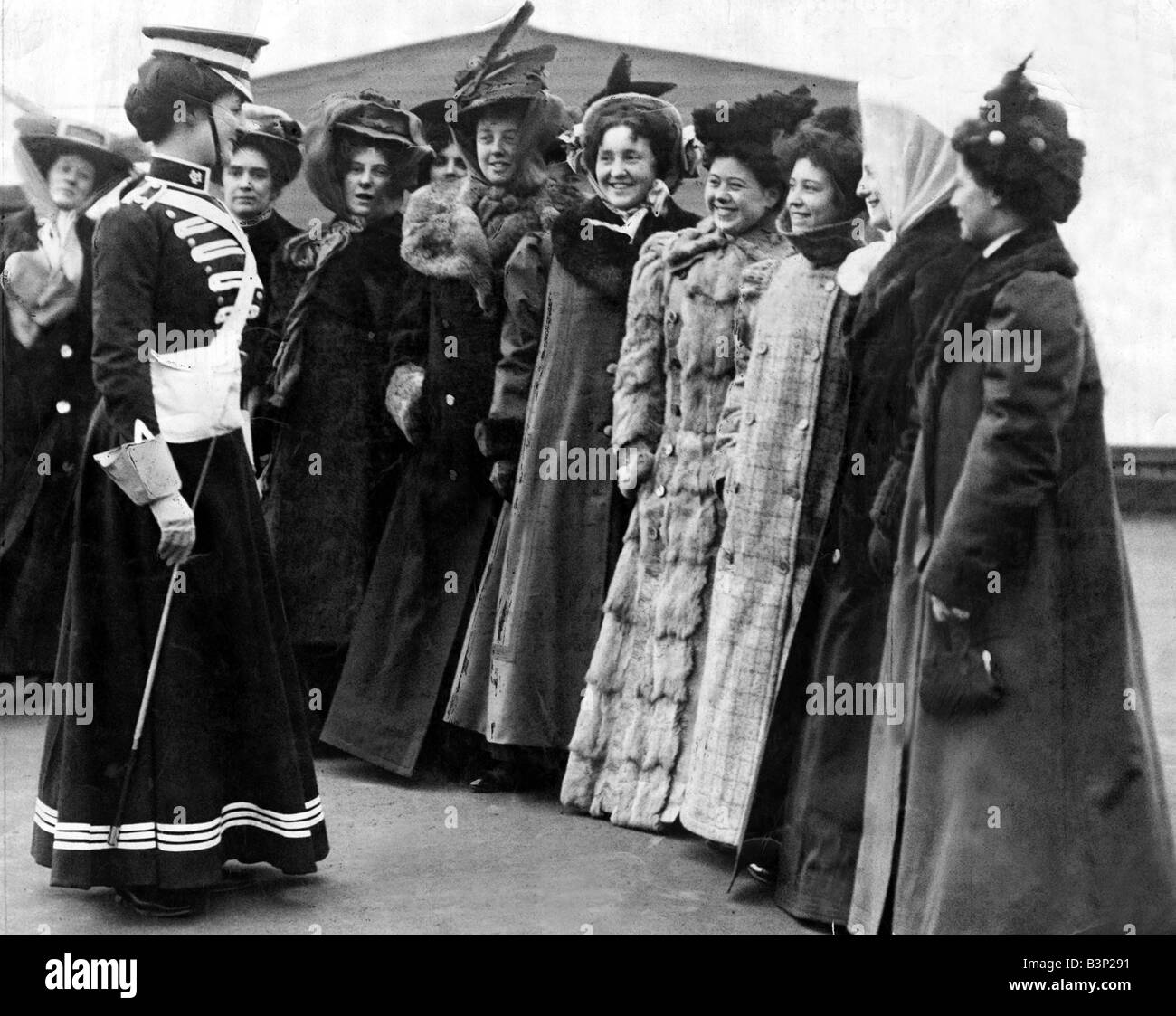 Un groupe de dames qui portaient tous des longs manteaux et chapeaux au cours d'une inspection pour Whitehall recrute 1909 Vêtements femme womens british Banque D'Images