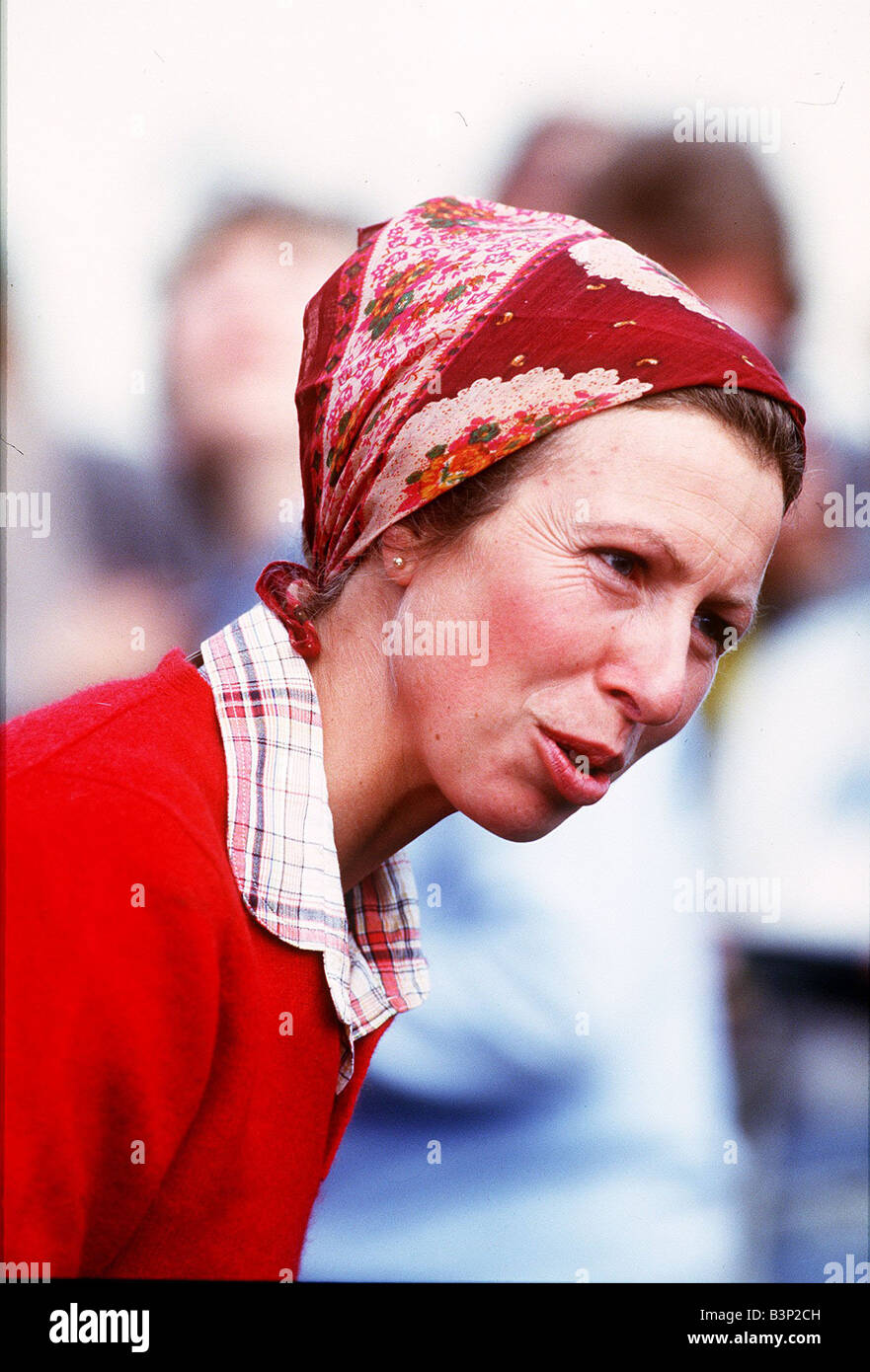 La princesse Anne portant foulard rouge Photo Stock - Alamy