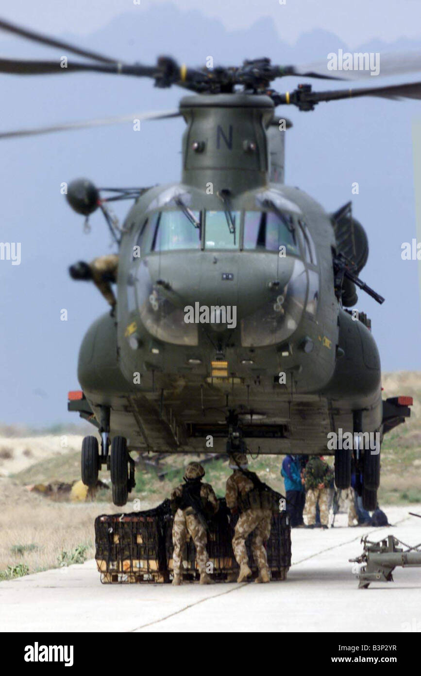 Avril 2002 L'Armée britannique en Afghanistan des Forces armées en Afghanistan la base aérienne de Bagram British Commandos Marine 29 commandement à la base aérienne de Bagram en Afghanistan avec les Chinooks formation Banque D'Images