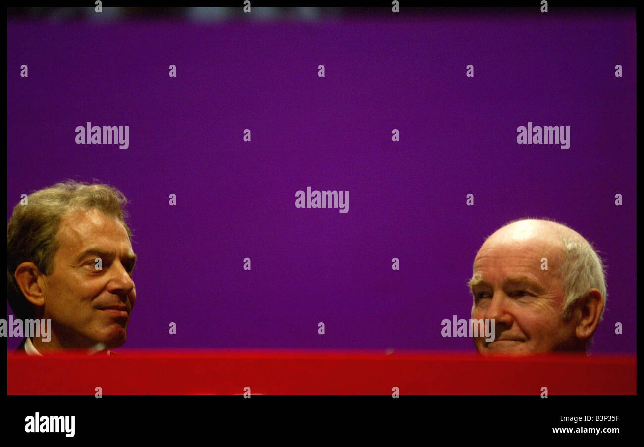 S Du travail secrétaire de la Santé John Reid et Tony Blair lors de la conférence du parti travailliste à Bournemouth Octobre 2003 Banque D'Images