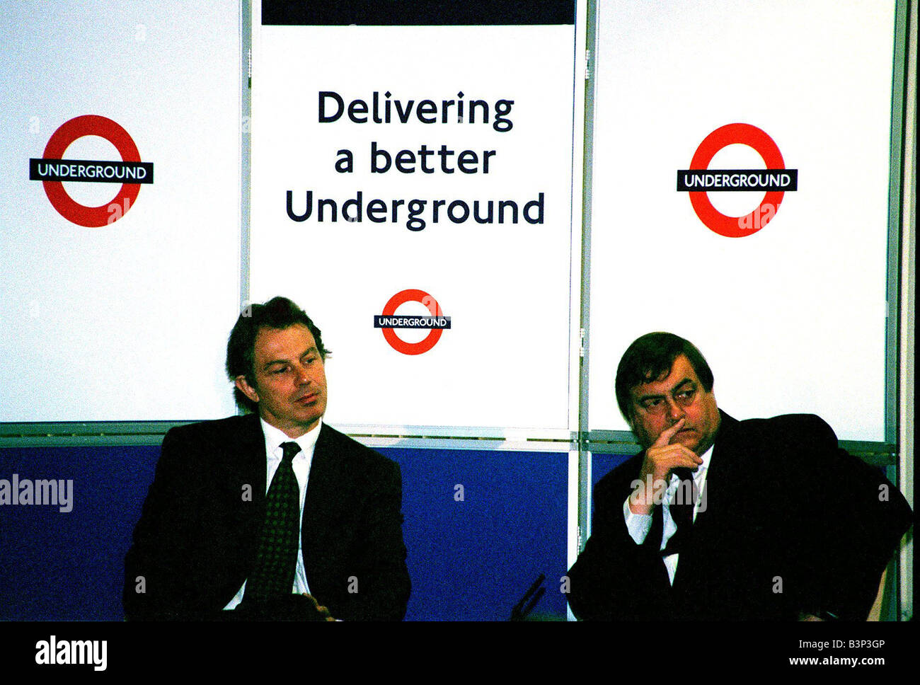 Tony Blair, le premier ministre John Prescott Vice-PM Juillet 1999 écouter les orateurs à la réunion à St James's Park Tube station de métro avec les gestionnaires pour leur dire de les millions du gouvernement sont à placer dans le système Banque D'Images