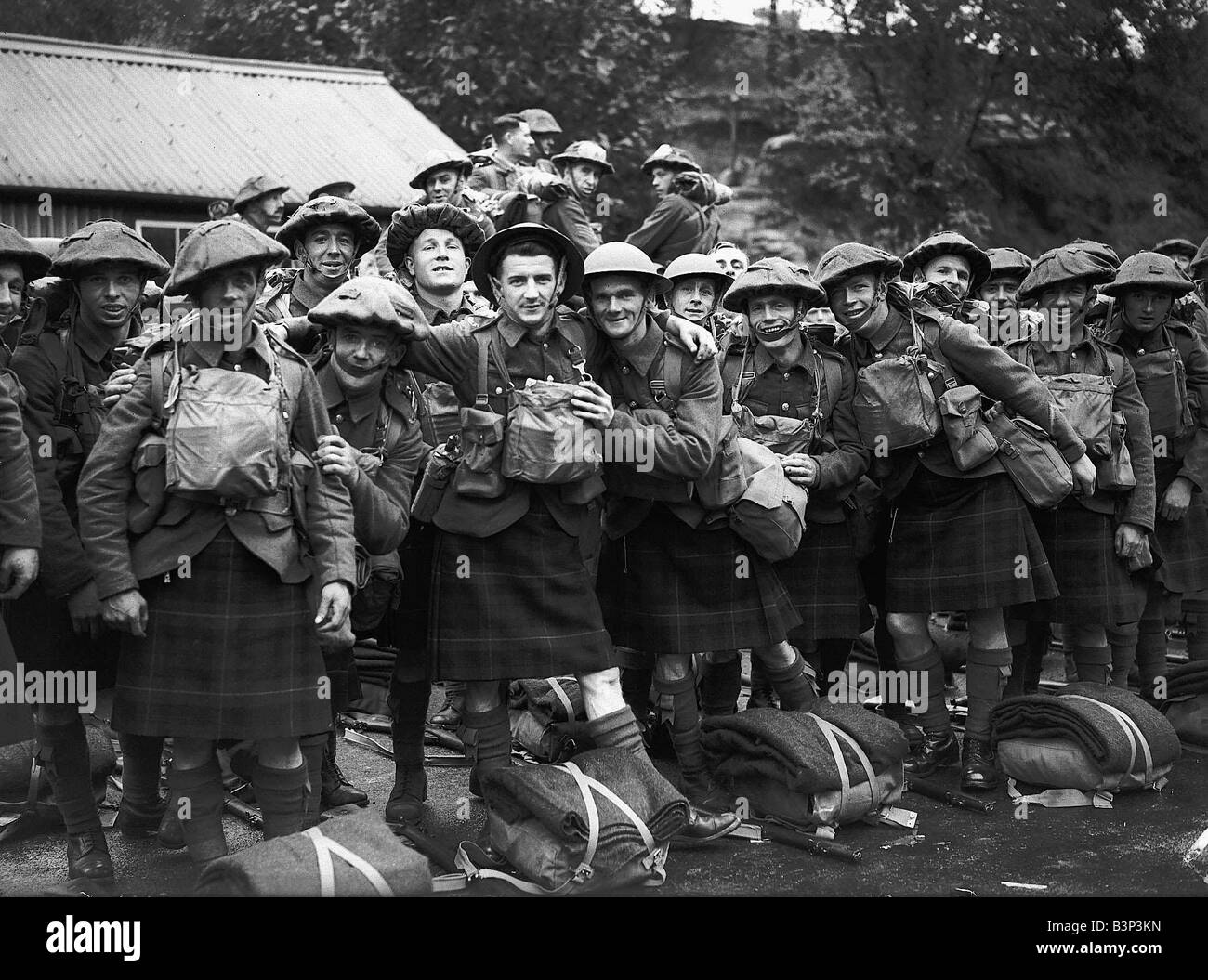 WW2 soldats écossais de l'armée britannique portant des tuniques et des kilts avec leur kit se préparent à partir en France PENDANT LA SECONDE GUERRE MONDIALE Banque D'Images