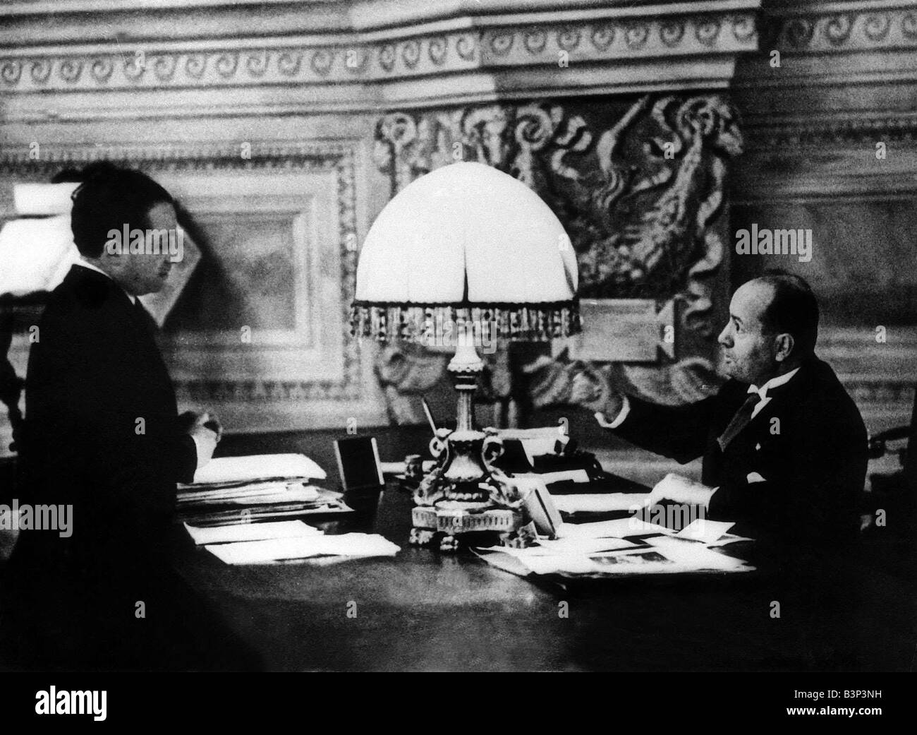 WW2 Benito Mussolini vu ici dans une discussion animée avec le chef de service le journal Banque D'Images WW2 Benito Mussolini vu ici dans une discussion animée avec le chef de service le journal Banque D'Images
