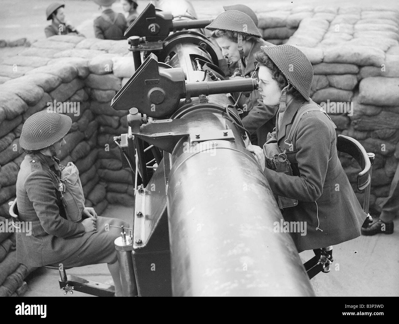 Un travail d'ATS gunsite pendant WW2 1941 mens des femmes faisant l'emploi au cours de la guerre, l'exploitation d'un dispositif de télémétrie Banque D'Images