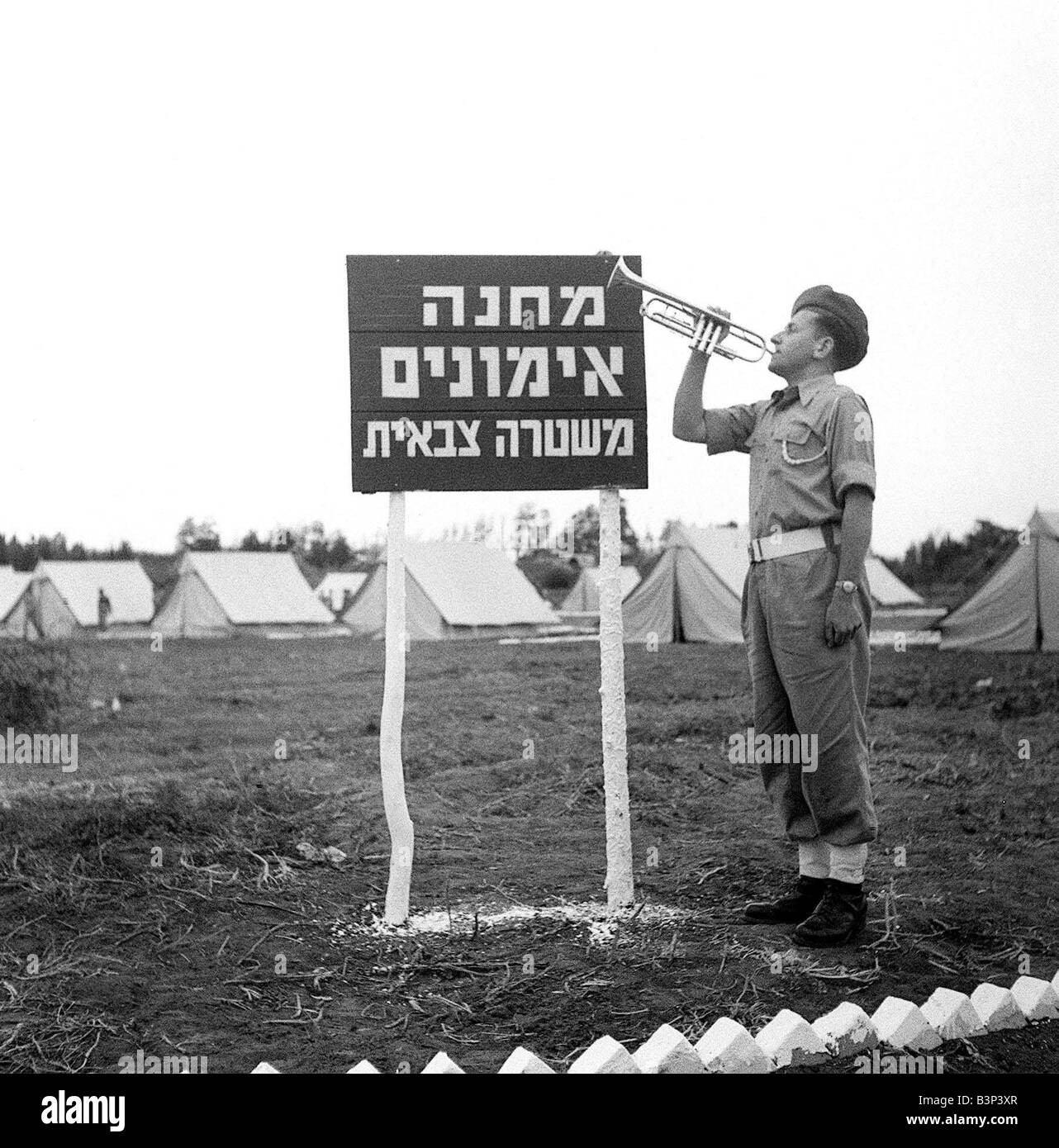 L'armée israélienne en Palestine 1947 clairon joue son instrument pour le service de recrues de l'armée israélienne Banque D'Images