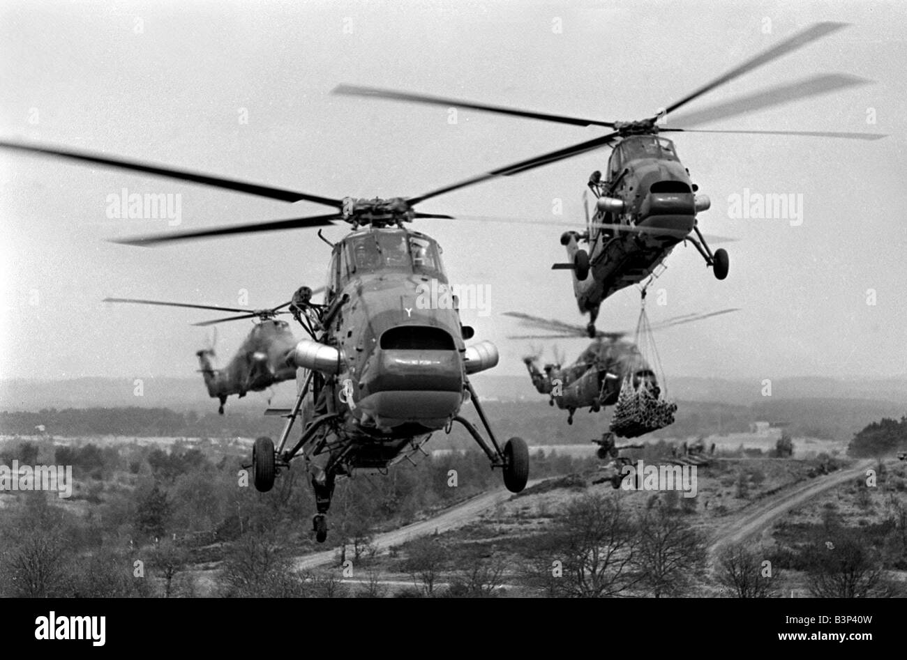 Drop d'équipement lourd répétition Avril 1967 Wessex Westland Helicopters soutien démontrer la circulation rapide d'hommes et de matériel pour une attaque par hélicoptère par deux compagnies du 3e bataillon du régiment de parachutistes vu ici près d'Aldershot en répétition pour une démonstration de l'utilisation de troupes aéroportées pour la Reine et le prince Philip les troupes britanniques les paras de l'armée les Diables Rouges Banque D'Images