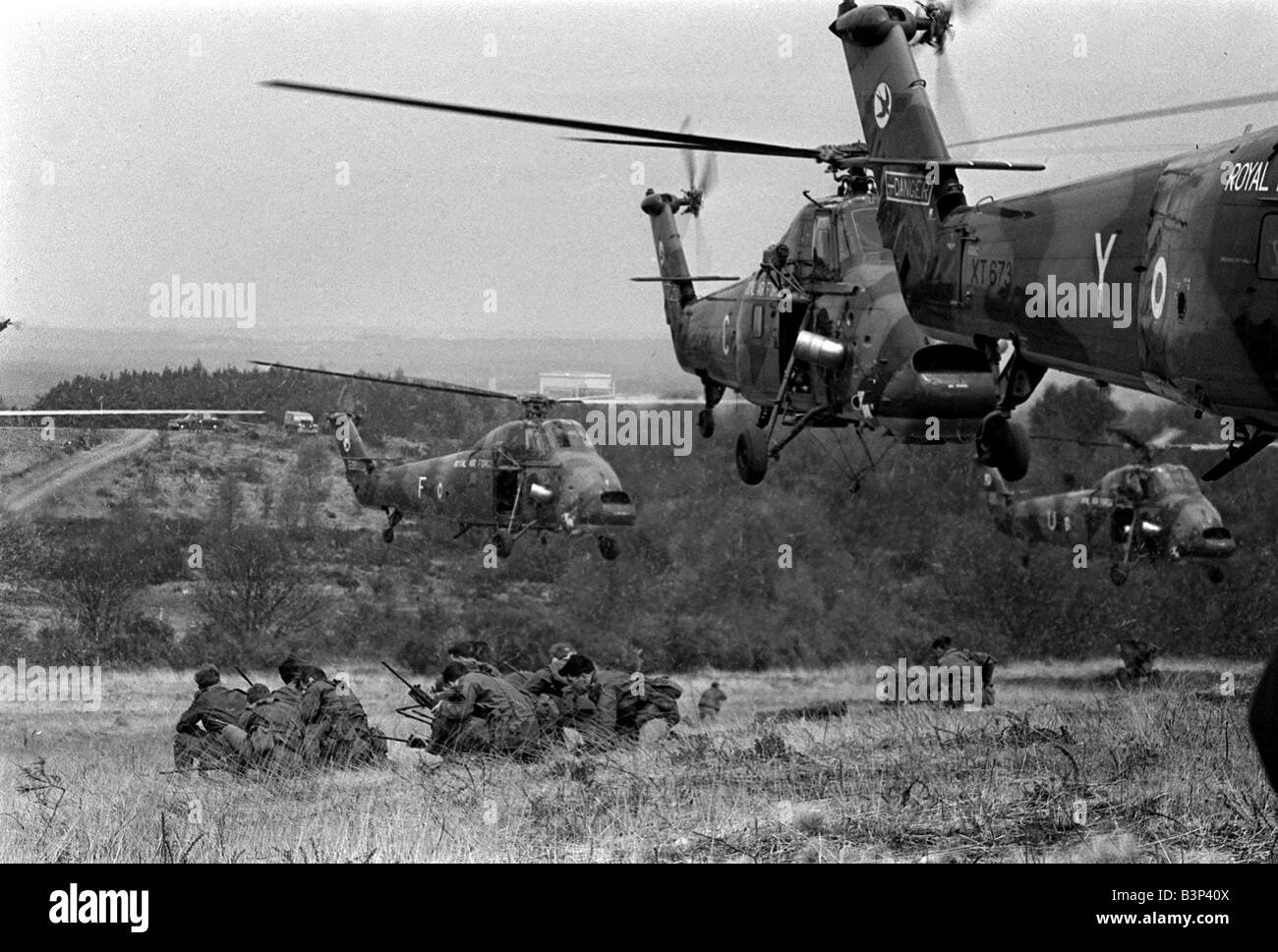 Drop d'équipement lourd répétition Avril 1967 Wessex Westland Helicopters soutien démontrer la circulation rapide d'hommes et de matériel pour une attaque par hélicoptère par deux compagnies du 3e bataillon du régiment de parachutistes vu ici près d'Aldershot en répétition pour une démonstration de l'utilisation de troupes aéroportées pour la Reine et le prince Philip les troupes britanniques les paras de l'armée de soldats Les Diables Rouges accroupissez-vous à regarder la terre d'hélicoptères Banque D'Images