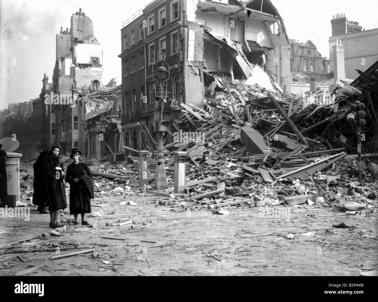 WW2 Raid Air bombe dommages dommages dans l'enquête Personnes Londres endommagé des bâtiments détruits par les bombes de raid aérien Banque D'Images