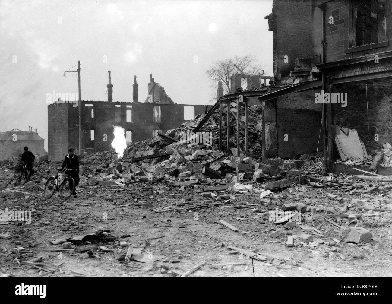 WW2 Raid Air Bombe Dommages tout dommage à la Glasgow Clydeside deux garçons s'exécute pour la sécurité pendant le Blitz Banque D'Images