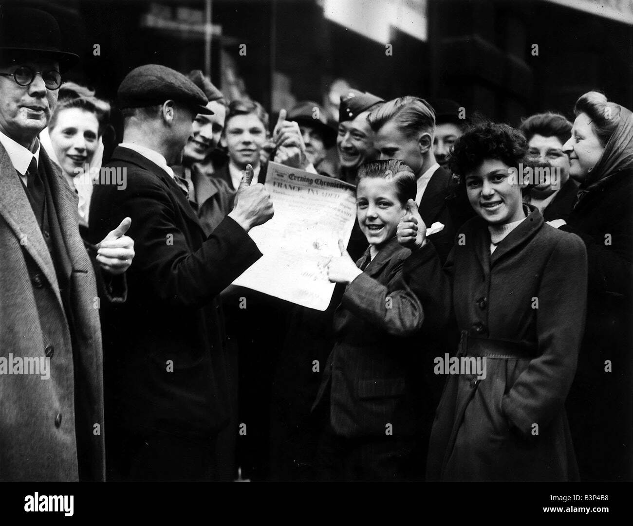 Invasion de la France guerre Juin 1944 D Day à Manchester vendeur de journaux a dû rationner la première édition pour les clients seulement Banque D'Images