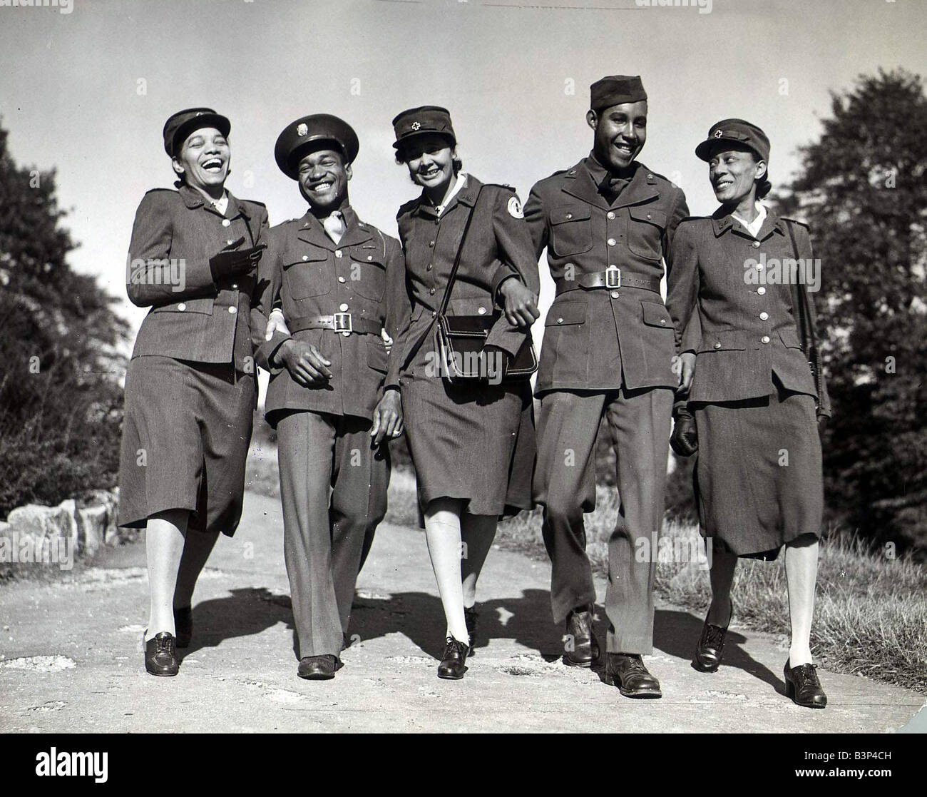 Octobre 1942 WW2 soldats et pour la Croix-Rouge et les trois premières femmes afro-américaines pour la Croix-Rouge et arriver en Grande-Bretagne sur la photo d'une promenade avec deux soldats GI Américain africain à Bristol 1940 Banque D'Images