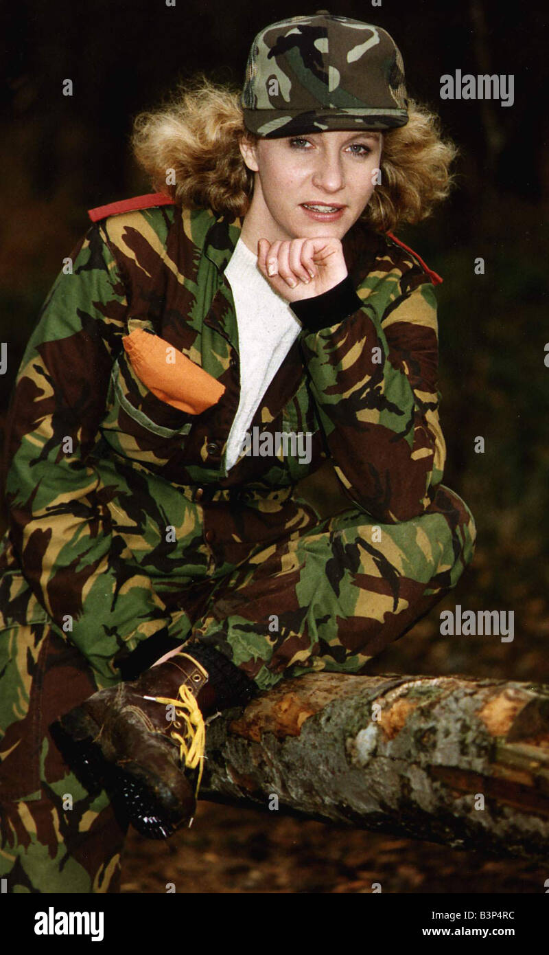 Les femmes de l armee militaire camouflage en posant son menton sur sa main en uniforme avec chapeau Photo Stock Alamy