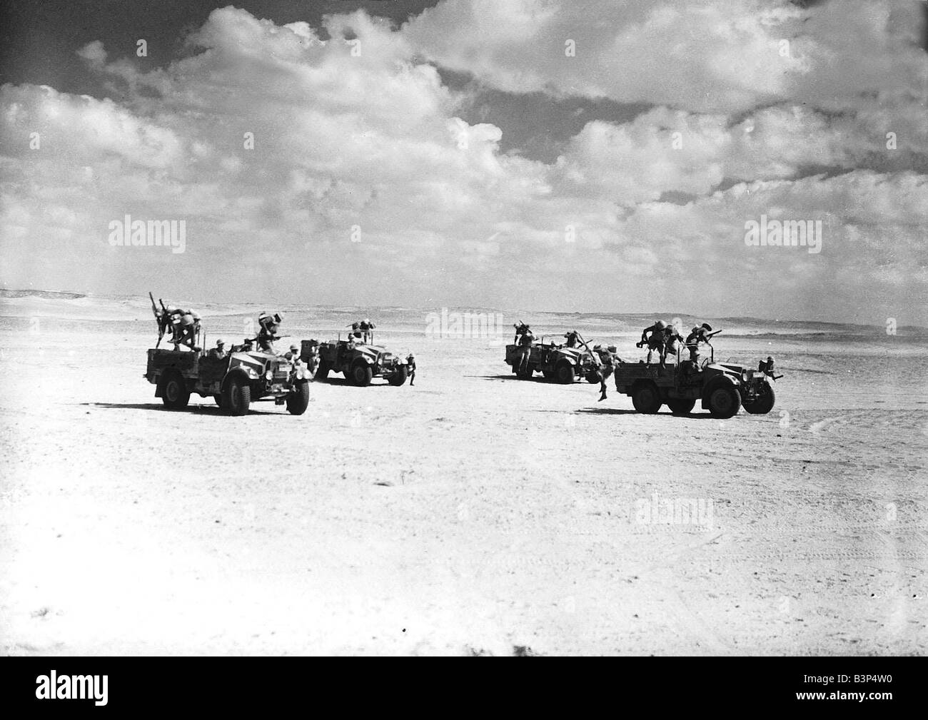 Les troupes britanniques sur une patrouille dans le désert en Égypte pendant WW2 1940 Banque D'Images