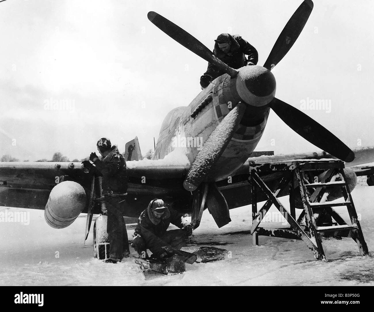 WW2 North American P51 Mustang Janvier 1945 géré par l'équipe de réparation au sol Banque D'Images