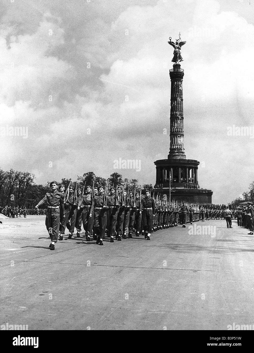 Les troupes britanniques prennent officiellement sur leur zone d'occupation à Berlin les hommes de la 7e Division blindée ont pris part à la salute Banque D'Images