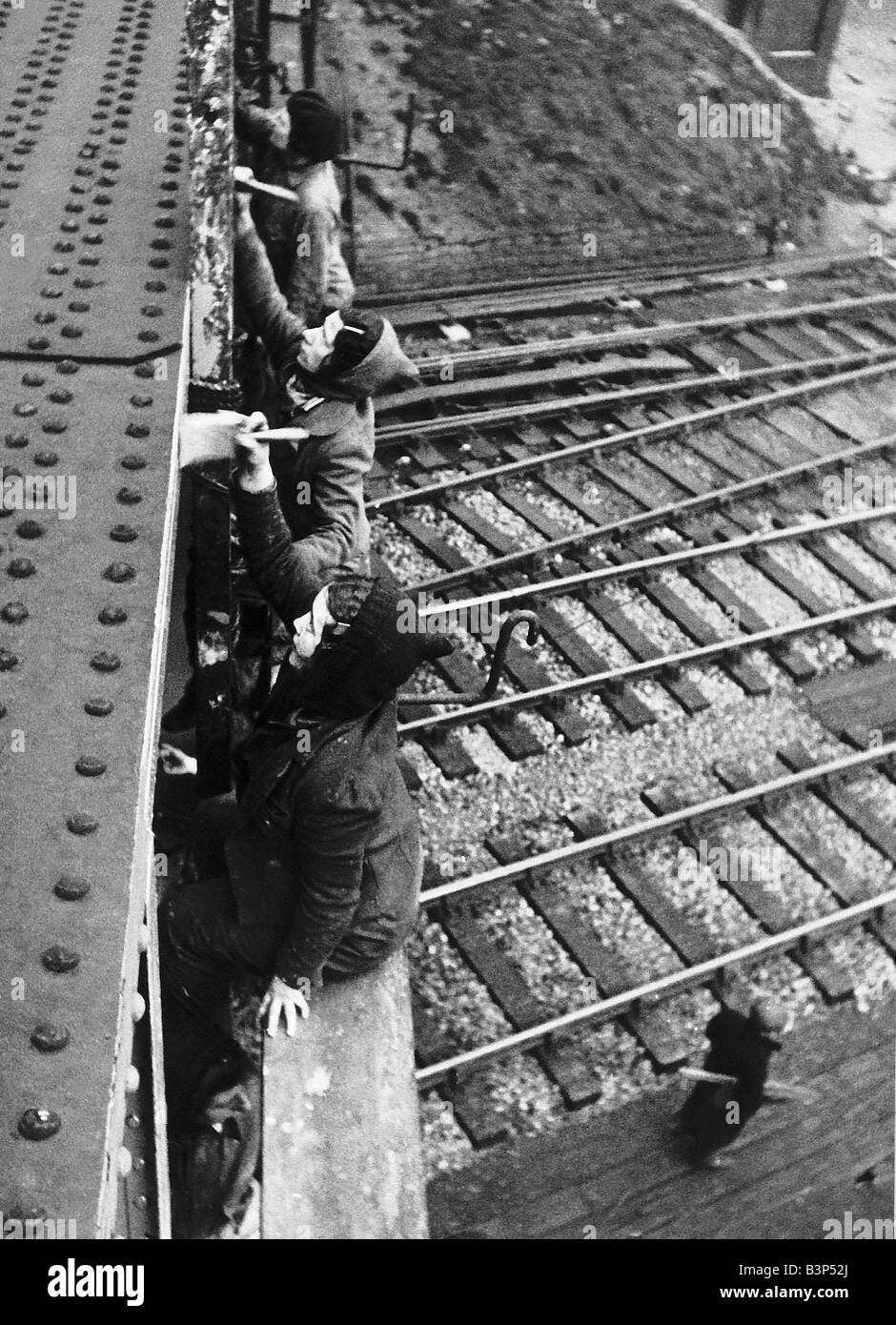 WW2 Femmes peintres à l'oeuvre sur un pont de chemin de fer dans la région de Sheffield sont maintenant des femmes peintres et pleinement qualifiés gangers avec l'LNER Banque D'Images