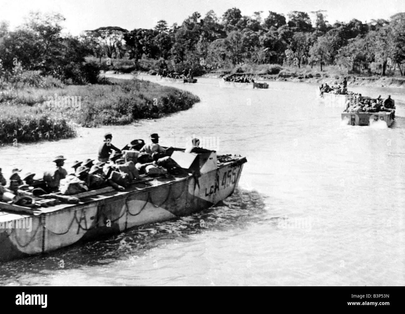 WW2 RIN landing craft effectuer Indian Janvier 1945 soldats le long d'un affluent près de la rivière Kaladan Arakan Banque D'Images