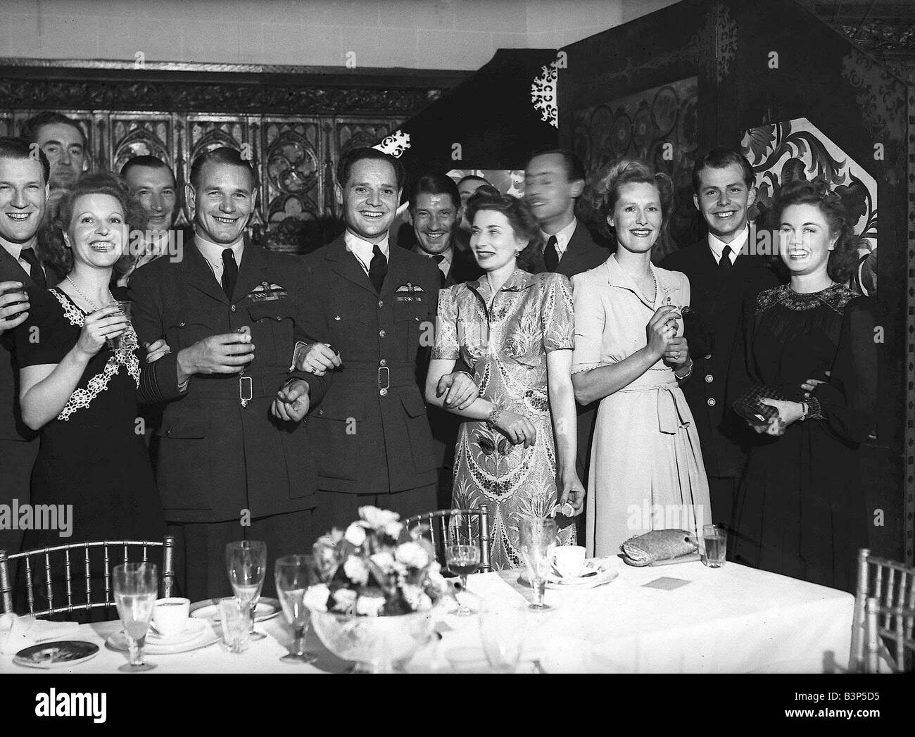 WW2 pilote de chasse de la RAF Douglas Bader est abattu et capturé par les troupes allemandes Douglas Bader et épouse Patsy Bader a été l'une des plus grande s héros de WW2 Il était un pilote de la RAF avant la guerre mais en décembre 1931, il a presque perdu sa vie il a été volant à basse altitude au-dessus d'un aérodrome militaire lorsque son wingtip pris le terrain médecins ont dû lui amputer les deux jambes afin de sauver sa vie en vertu de la réglementation du roi c'était la fin de sa carrière il a eu une paire de jambes artificielles, mais la RAF a rejeté sa demande pour rejoindre alors qu'il est allé travailler comme pilote pour la compagnie pétrolière Shell où l'Angleterre est allé à Banque D'Images