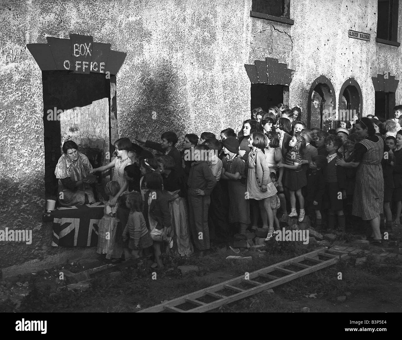 La file d'enfants pour montrer lors de blitz sur Londres La misère du Blitz est compensée partiellement par un film impromptu spectacle pour les enfants Banque D'Images