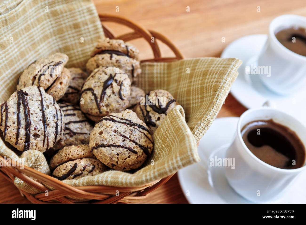 Sandwich frais cookies dans un panier et machine à café expresso Banque D'Images