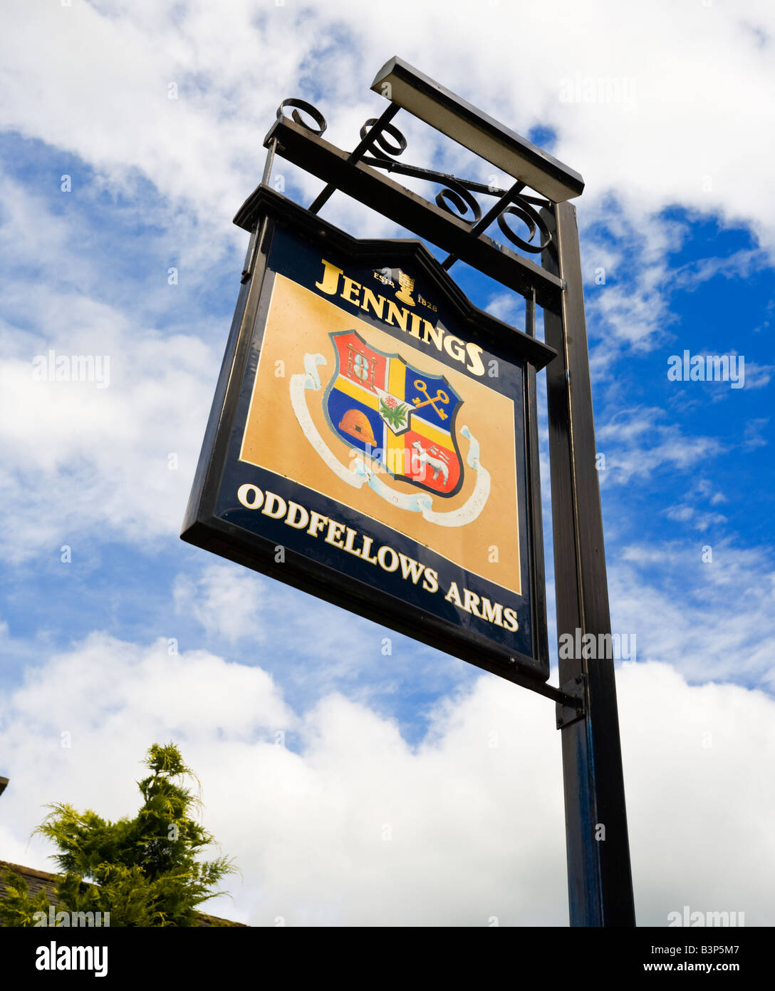 Oddfellows Arms le pub anglais traditionnel de la signalisation dans le Lake District, Cumbria, Angleterre Royaume-uni Banque D'Images