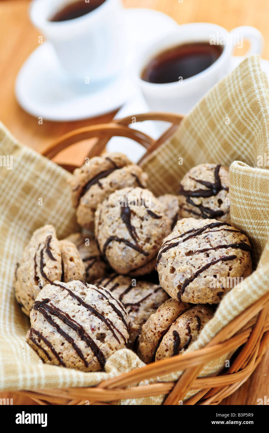 Sandwich frais cookies dans un panier et machine à café expresso Banque D'Images