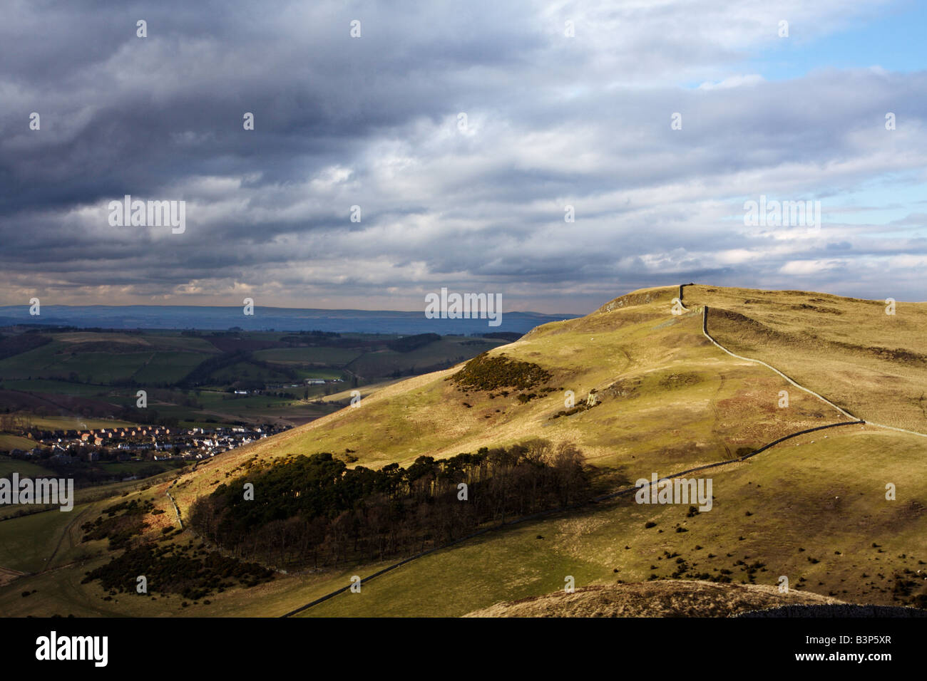 Trouver un beau côté de l'Staerough Hill dans le Cheviot Hills, montrant outre de la lande de couleurs et la ville de Whitehouse Country House. Banque D'Images