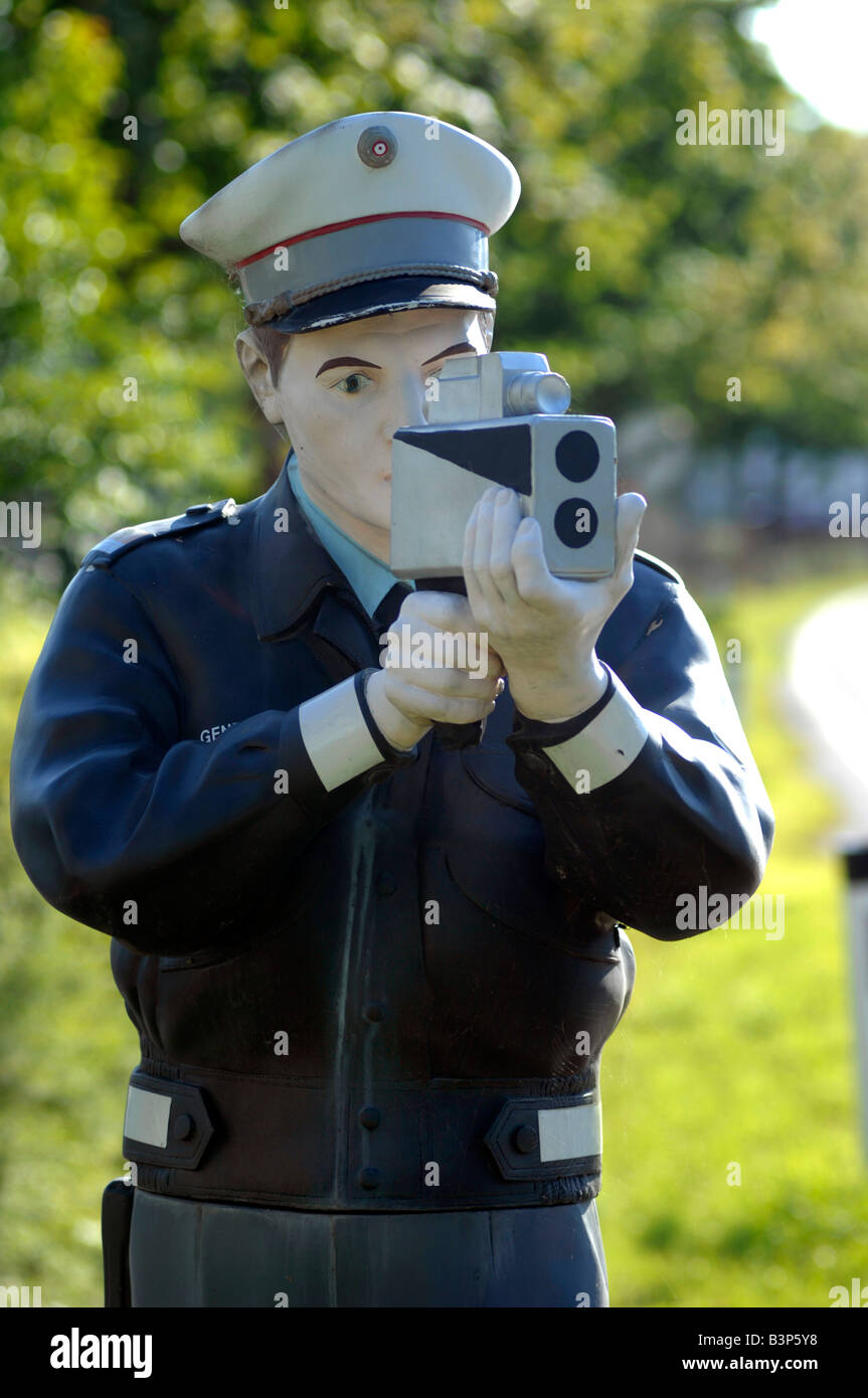 Faux policier faisant semblant d'utiliser la caméra à proximité de Mattesburg Burgenland Autriche Août 2008 Banque D'Images