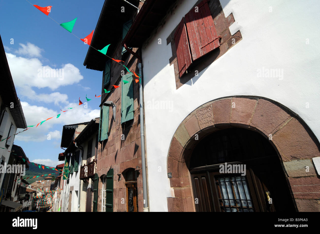 Une rue avec des maisons typiques de style basque, près de Bayonne, dans le sud-ouest de la France. Banque D'Images