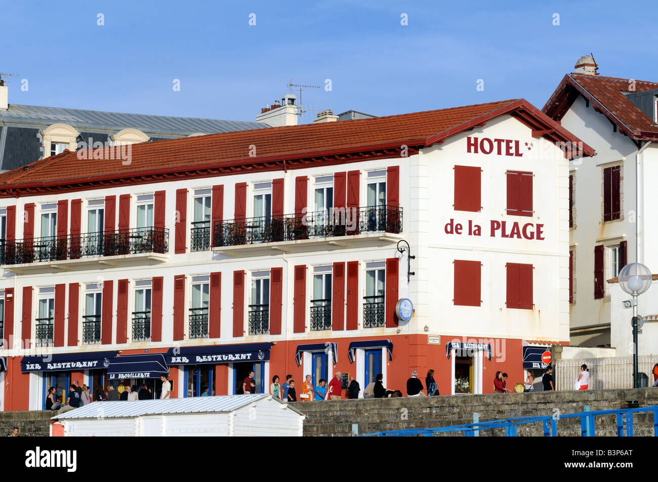 Façade d'une maison typiquement basque. Photo prise à St Jean de Luz, une petite ville dans le Pays Basque, Sud Ouest de la France Banque D'Images