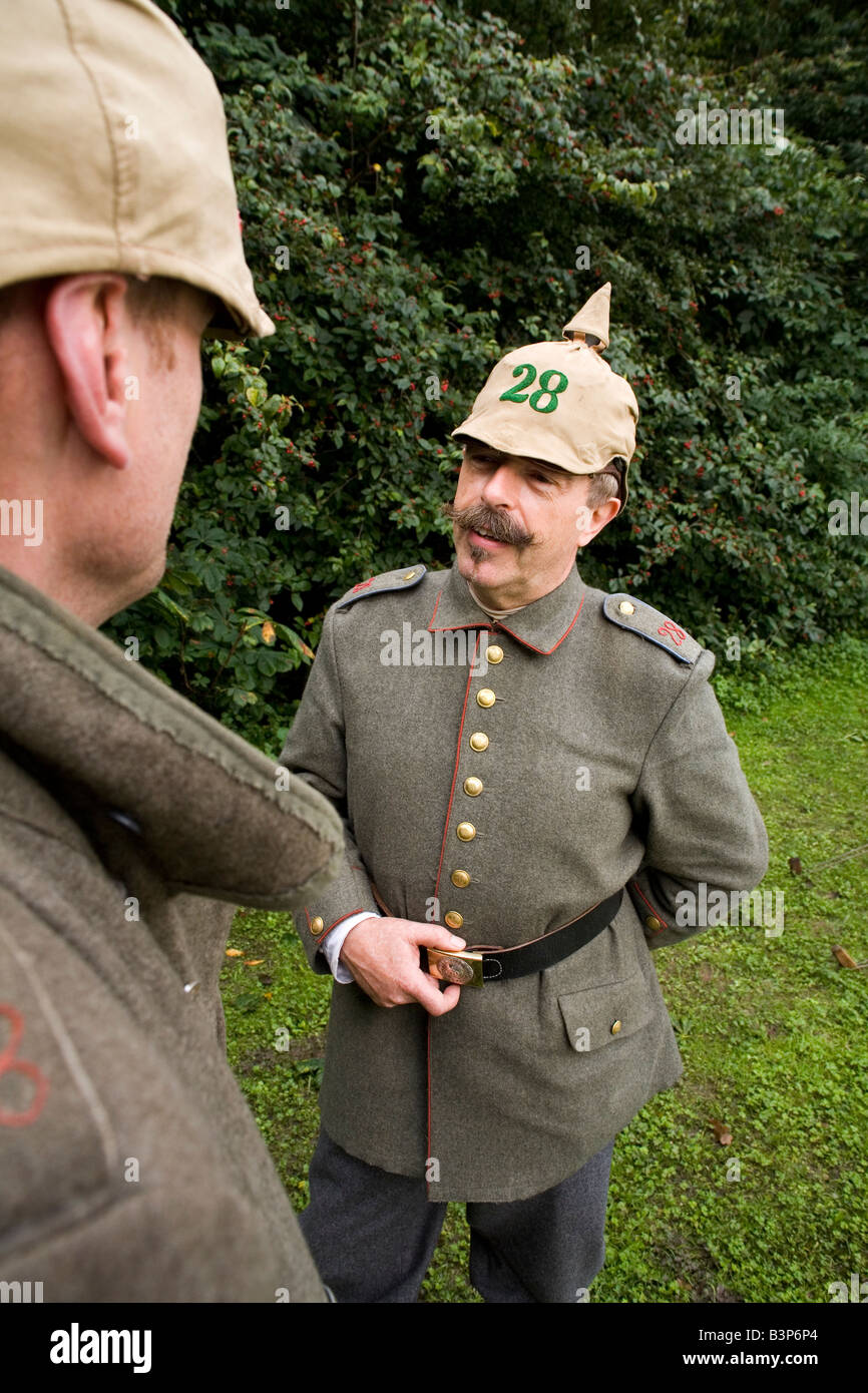 Un membre d'une société de reconstitution historique porter les uniformes de la première guerre mondiale régiment d'infanterie allemande. Banque D'Images