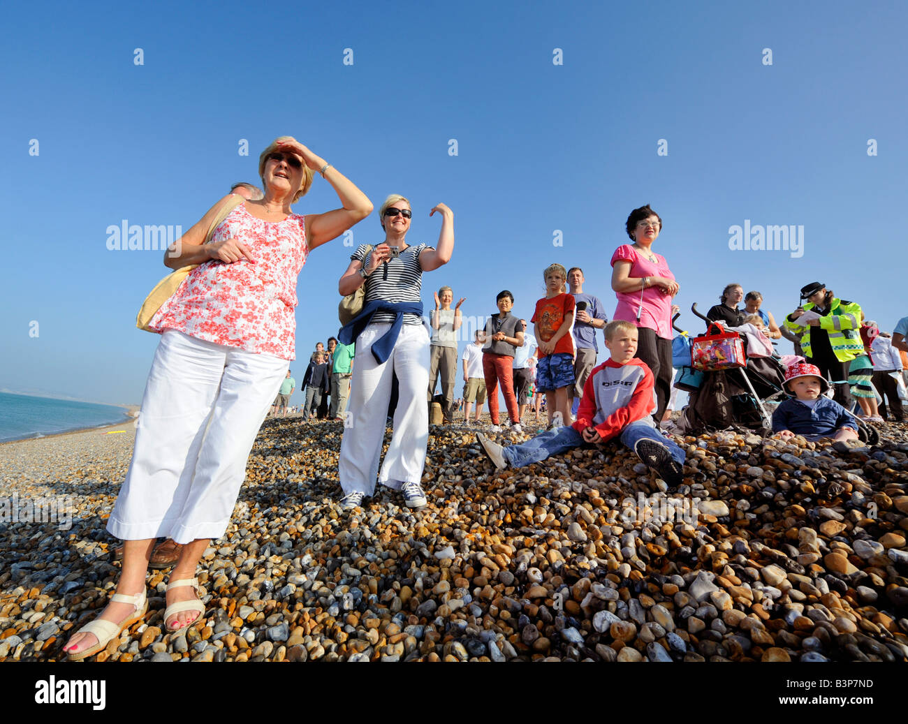 Spectateurs watch Seaford triathlon natation étape dans l'East Sussex. Photo par Jim Holden. Banque D'Images