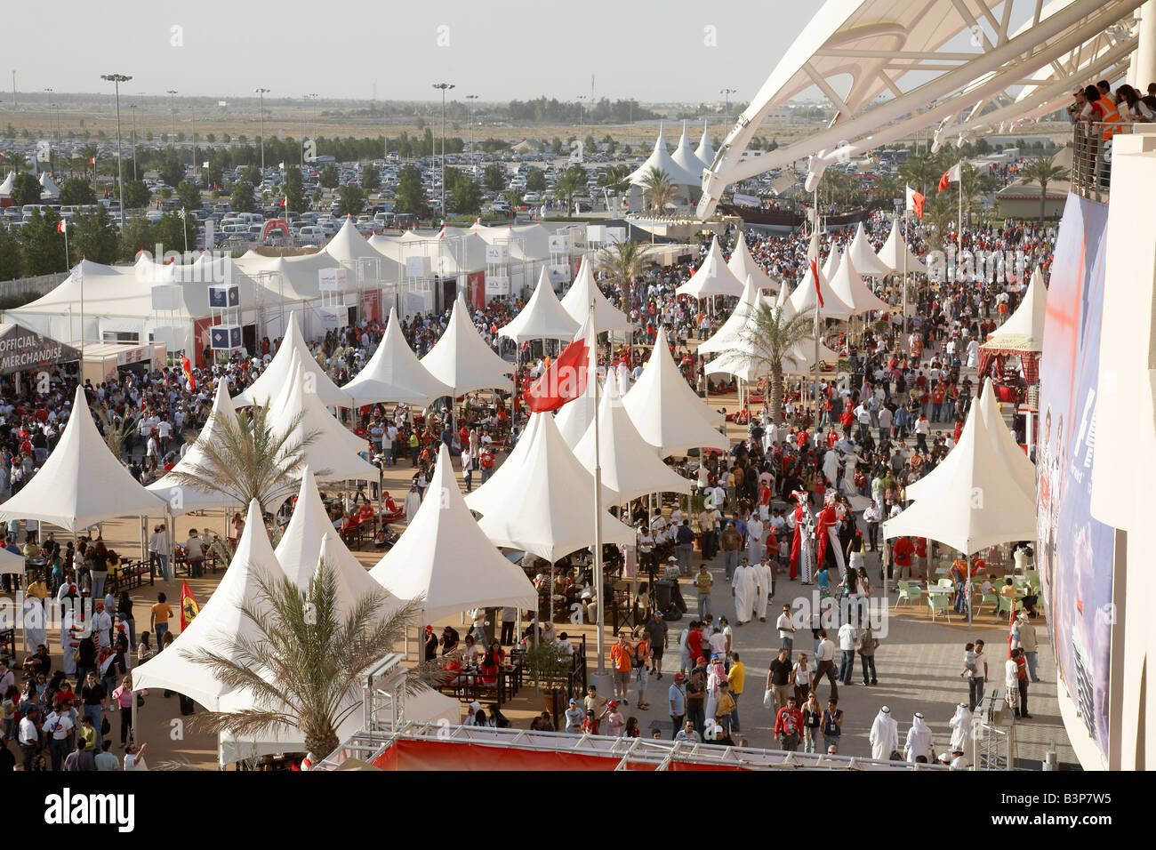 Des foules de gens dans la zone publique à la 2007 Bahreïn la formule un Grand Prix de F1 Banque D'Images