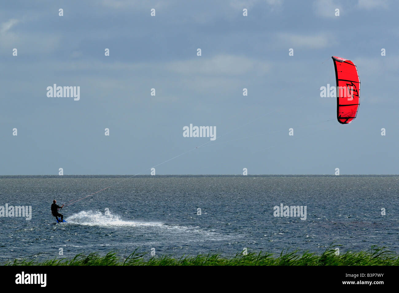 Kitesurfer à Ringköbing Ringköbing Fjord Fjord Kitesurfer suis Banque D'Images