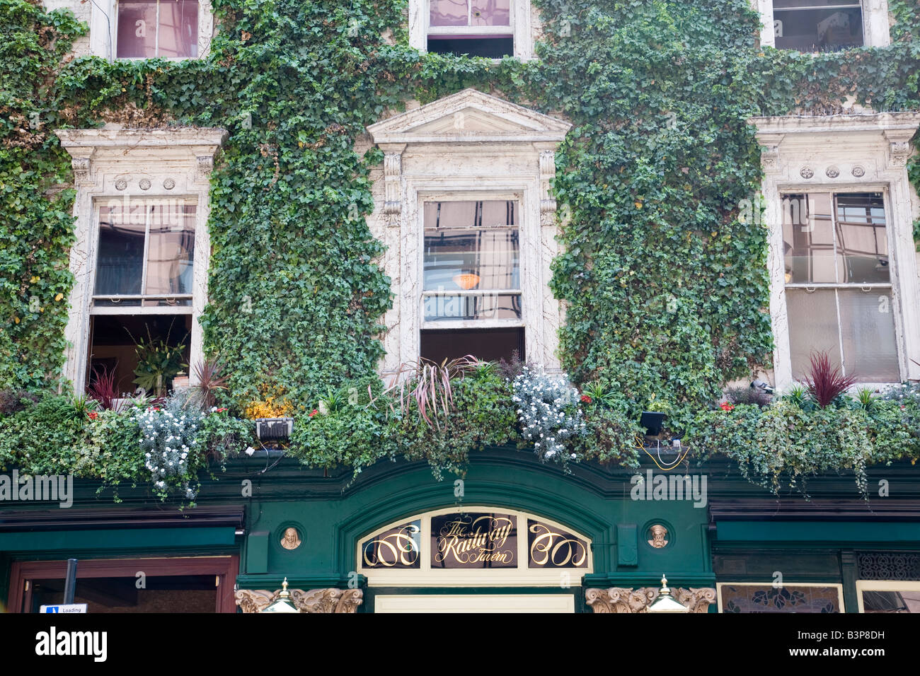 Façade avant de la Taverne de fer, Liverpool Street, Londres, Angleterre. Banque D'Images