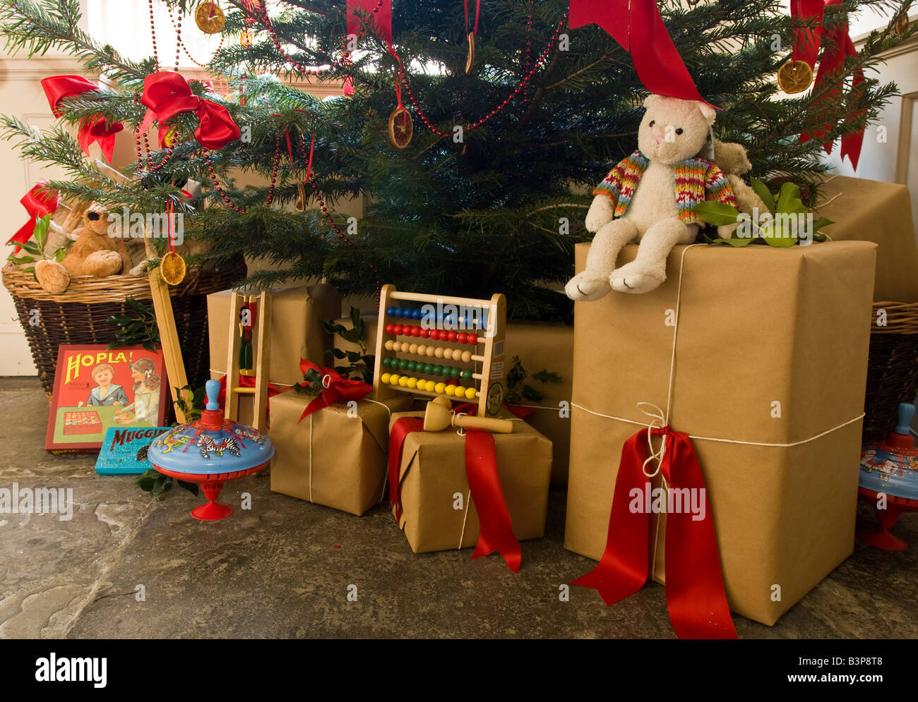 Une sélection de cadeaux de Noël à l'ancienne sous un arbre de Noël décoré dans un style Victorien Banque D'Images