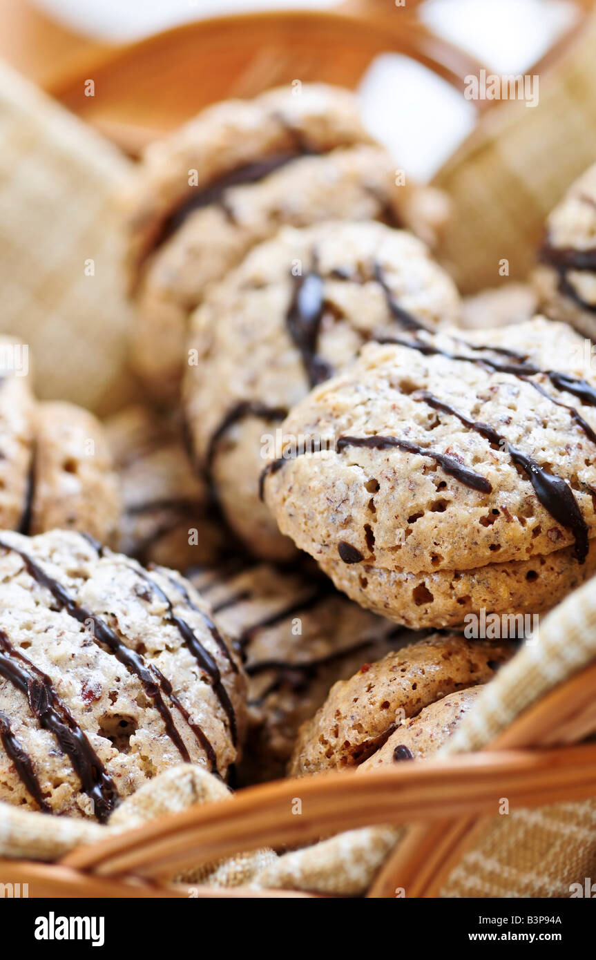 Chocolat aux noisettes cookies sandwich frais dans un panier Banque D'Images