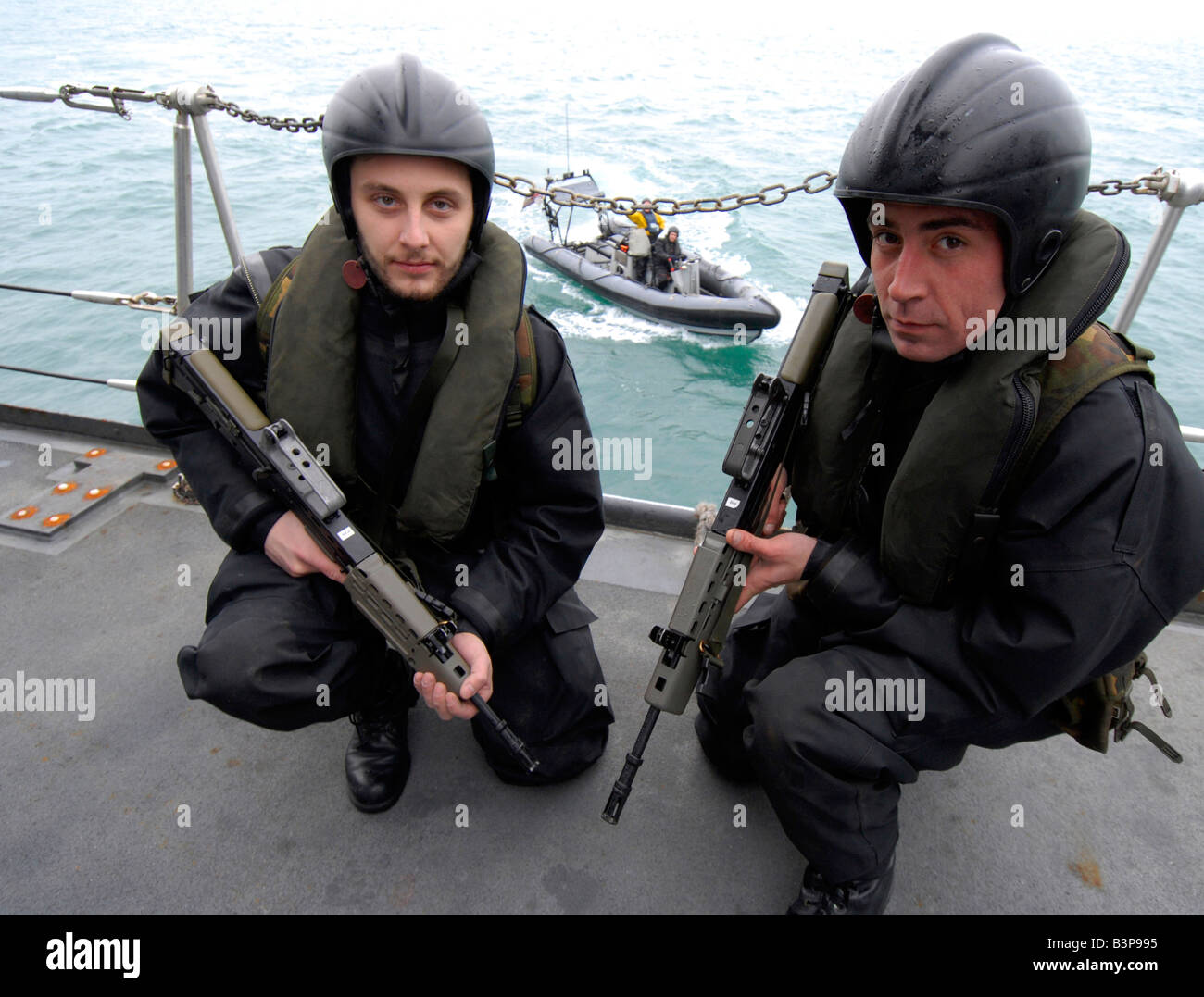 'Armé d'arraisonnement' prêt à utiliser le bateau gonflable derrière de Type 23 Duc la frégate de classe 'HMS Portland' Banque D'Images