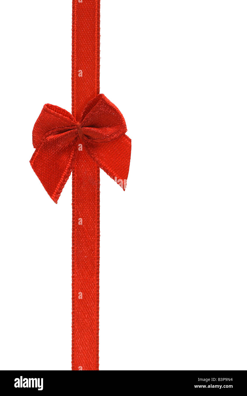 Arc rouge décoratif ruban sur fond blanc Banque D'Images