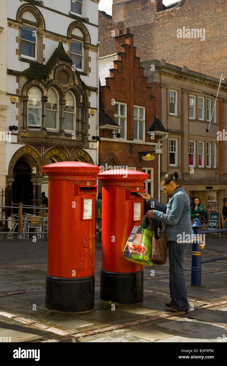 Lieux femme dans un courrier traditionnel. vintage red post box - Nottingham, Angleterre. Banque D'Images