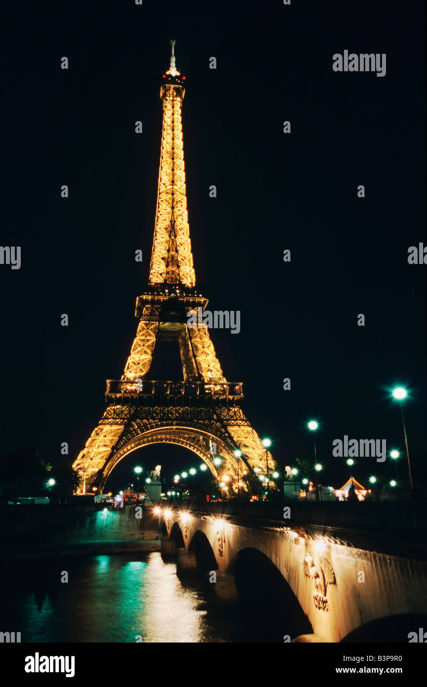 Tour Eiffel la nuit Paris France Europe Banque D'Images