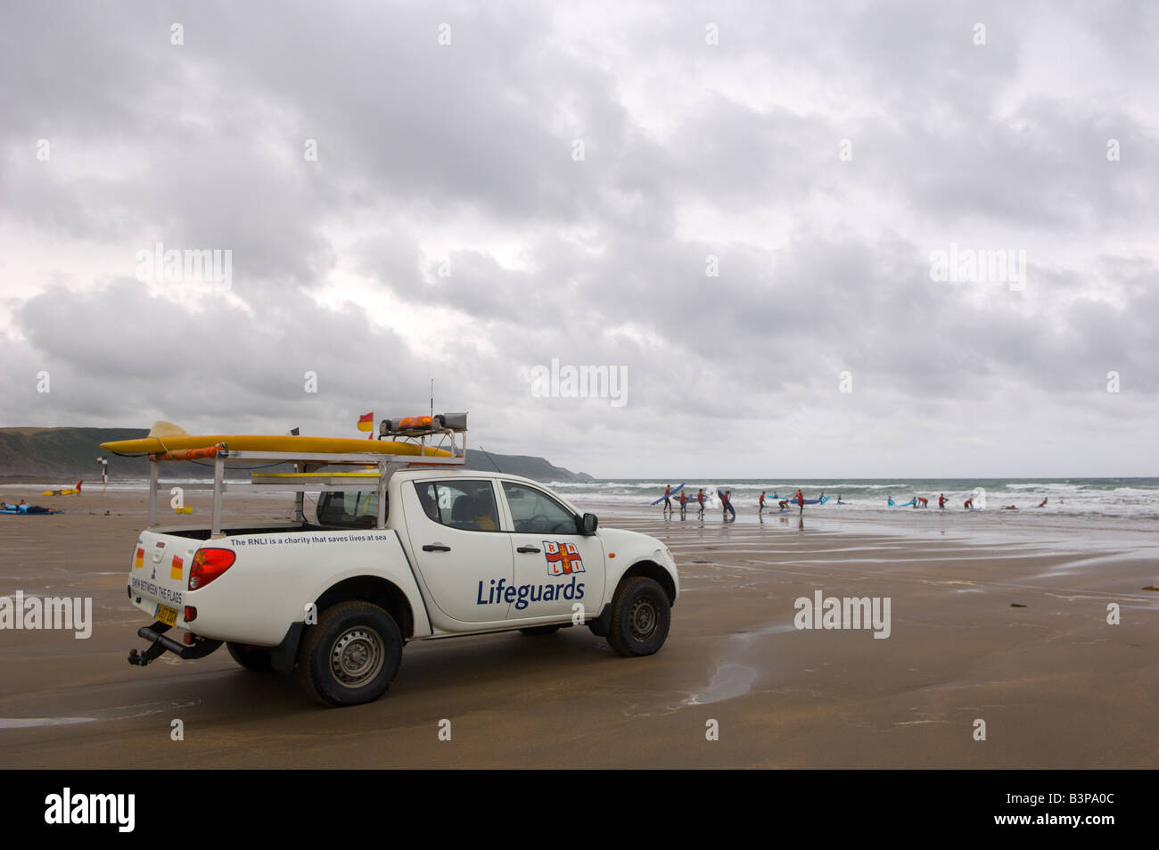 Enquête sur une plage déserte de sauveteurs de leur camionnette à Widemouth Bay Cornwall Grande-bretagne Europe Banque D'Images