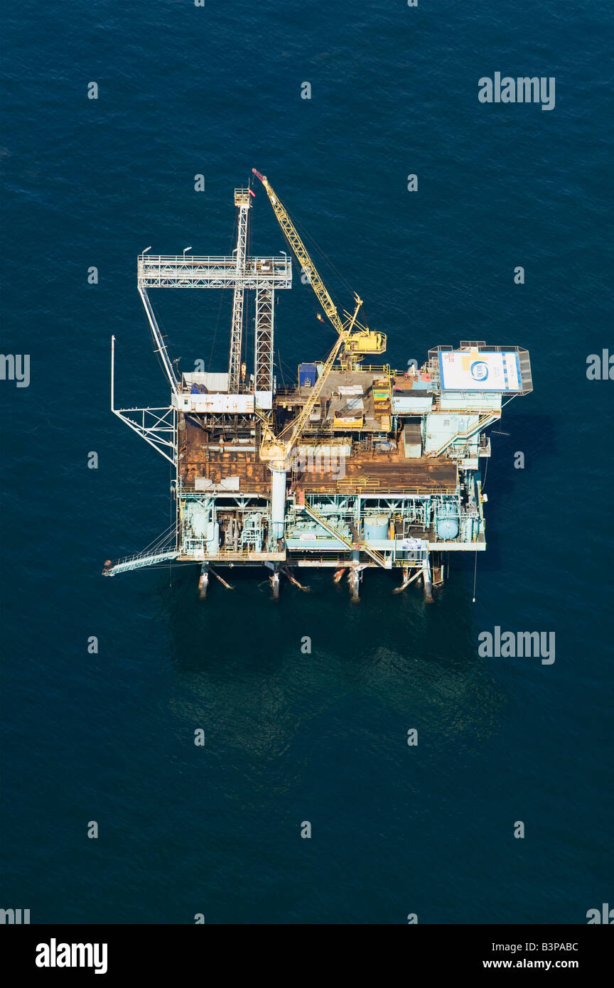 Au-dessus de l'antenne plate-forme pétrolière au large de la Californie Banque D'Images