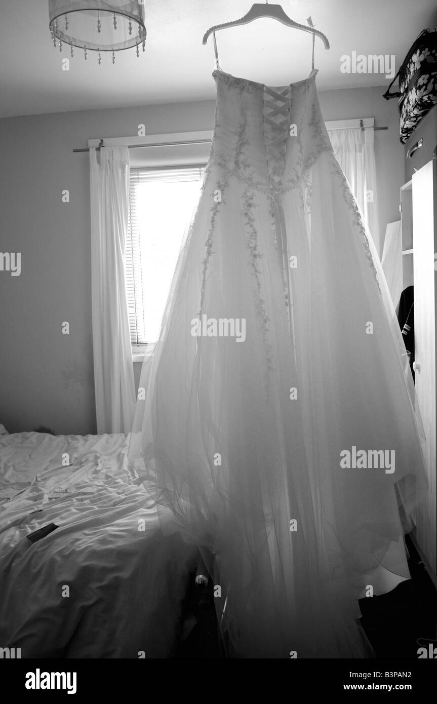 Suspendu dans les promises house j'ai trouvé sa robe de mariage, prêt à être porté quelques instants après la fin de l'artiste de maquillage Banque D'Images
