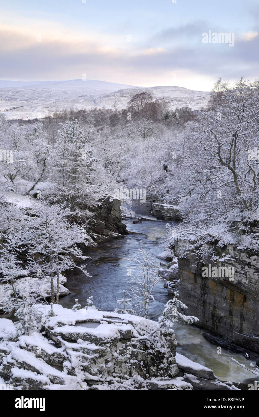En hiver la neige rivière Tromie, près de Drumguish Kingussie, Highlands, Scotland Banque D'Images
