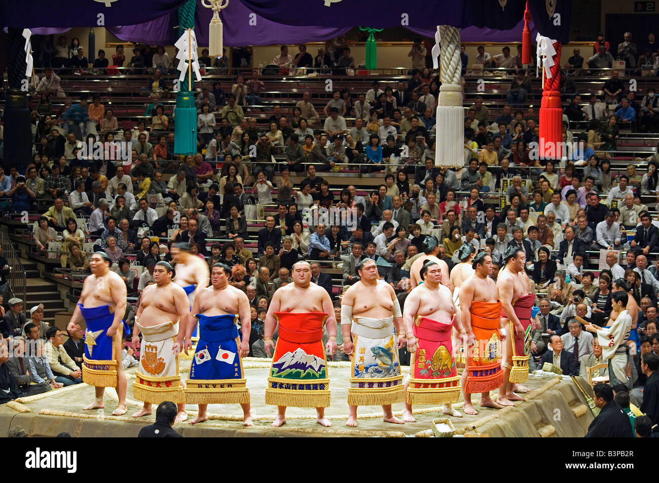Le Japon, quartier de Ryogoku Kokugikan, stade Hall. Grand Taikai Tournoi Sumo Wrestling ring cérémonie d'entrée sur le Dohyo au top les lutteurs Banque D'Images