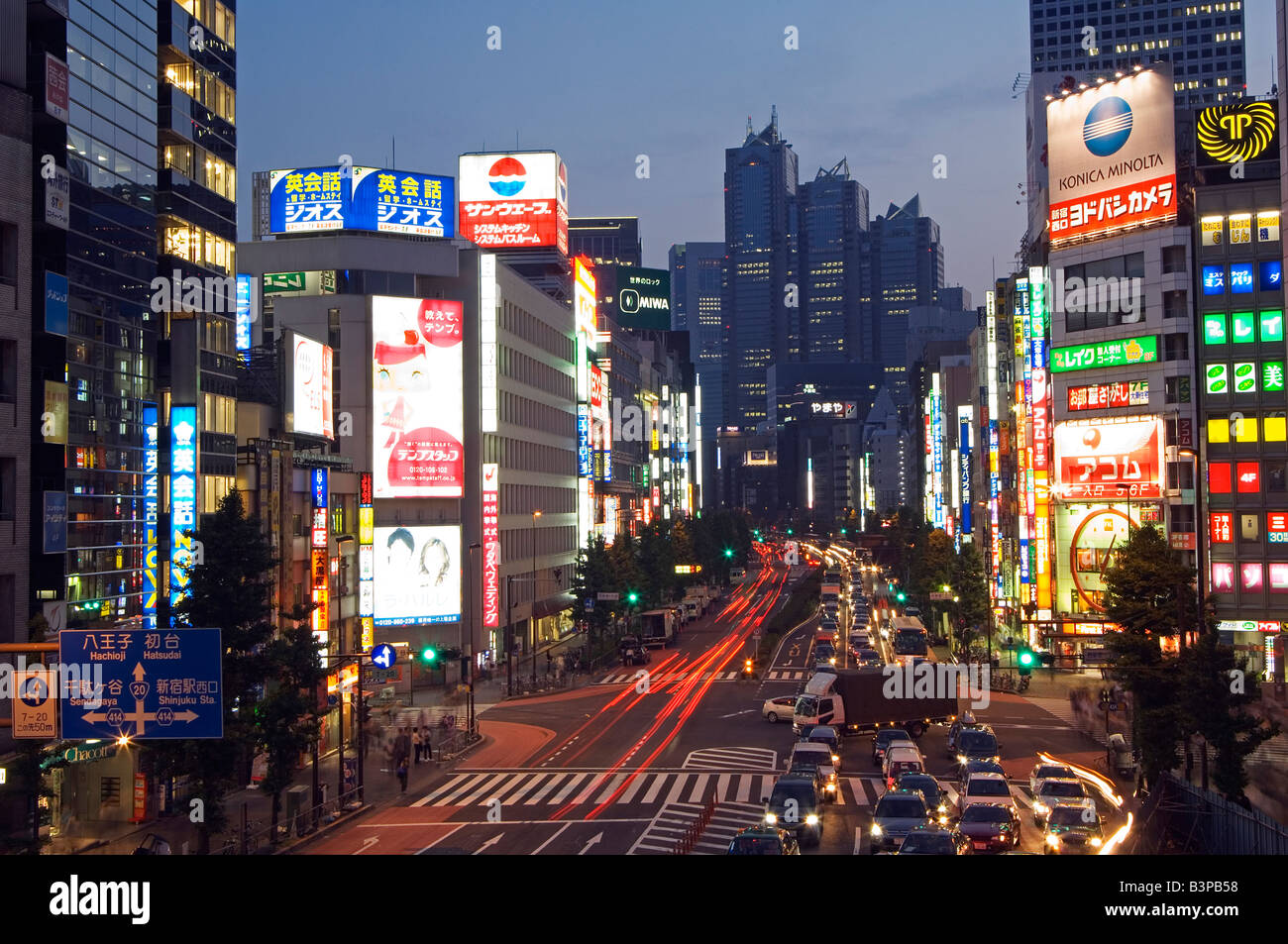 Japon, Tokyo, l'éclairage des rues au néon à l'extérieur de la station de Shinjuku y compris l'hôtel Park Hyatt qui est l'ensemble pour le film Lost in Translation Banque D'Images