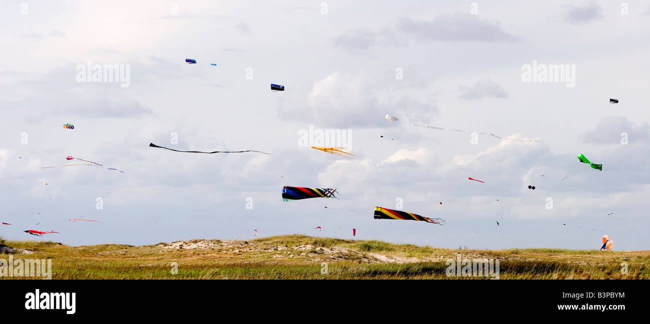 Voler des cerfs-volants sur la plage à St Peter Ording, Schleswig-Holstein, Allemagne du Nord Banque D'Images